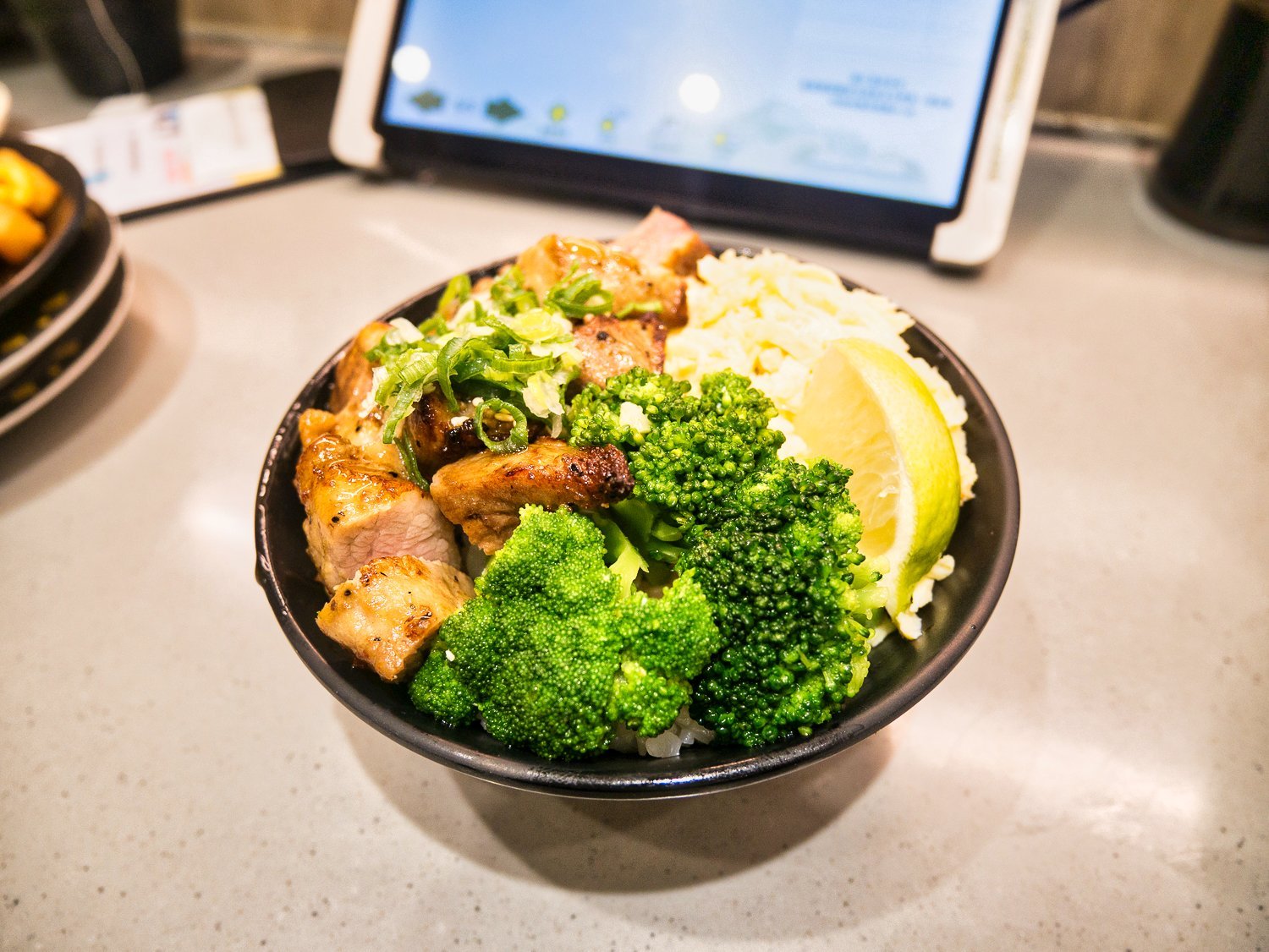 一条通 用平板點餐、新幹線送餐 新鮮壽司美味食材 永和區美食